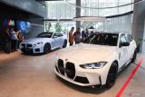 Sejumlah pengunjung mengamati mobil BMW usai pembukaan BMW Astra Surabaya di Jalan H. R. Muhammad, Surabaya, Jawa Timur, Jumat (9/5/2025). BMW Indonesia bersama BMW Astra meresmikan BMW Astra Surabaya di Surabaya yang mengusung konsep Retail Next dengan memberikan berbagai layanan premium bagi pelanggan maupun penggemar BMW. ANTARA Jatim/Didik Suhartono/mas.
