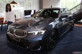 Pengunjung mengamati mobil BMW usai pembukaan BMW Astra Surabaya di Jalan H. R. Muhammad, Surabaya, Jawa Timur, Jumat (9/5/2025). BMW Indonesia bersama BMW Astra meresmikan BMW Astra Surabaya di Surabaya yang mengusung konsep Retail Next dengan memberikan berbagai layanan premium bagi pelanggan maupun penggemar BMW. ANTARA Jatim/mas.