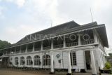 Pekerja mengecat dinding gedung Badan Koordinasi Pemerintahan dan Pembangunan Wilayah (Bakorwil) di Kota Bogor, Jawa Barat, Rabu (7/5/2025). Gedung Bakorwil yang merupakan bangunan cagar budaya dan berubah nama menjadi Bale Pakuan Padjadjaran tersebut diperbaiki untuk dijadikan kantor Gubernur Jawa Barat Dedi Mulyadi yang akan memonitor lima wilayah, mulai dari Kota dan Kabupaten Bogor, Kabupaten Cianjur, Depok, dan Sukabumi. ANTARA FOTO/Arif Firmansyah/rwa.