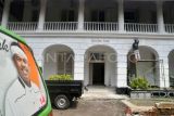 Pekerja mengecat dinding gedung Badan Koordinasi Pemerintahan dan Pembangunan Wilayah (Bakorwil) di Kota Bogor, Jawa Barat, Rabu (7/5/2025). Gedung Bakorwil yang merupakan bangunan cagar budaya dan berubah nama menjadi Bale Pakuan Padjadjaran tersebut diperbaiki untuk dijadikan kantor Gubernur Jawa Barat Dedi Mulyadi yang akan memonitor lima wilayah, mulai dari Kota dan Kabupaten Bogor, Kabupaten Cianjur, Depok, dan Sukabumi. ANTARA FOTO/Arif Firmansyah/rwa.