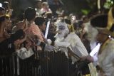 Sejumlah warga menyaksikan Karnaval Budaya di Surabaya, Jawa Timur, Jumat (9/5/2025). Karnaval budaya itu diikuti oleh anggota Asosiasi Pemerintah Kota Seluruh Indonesia (APEKSI) yang merupakan rangkaian kegiatan dari Musyawarah Nasional ke-7 APEKSI. Antara Jatim/Didik Suhartono/um 