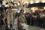 Sejumlah warga menyaksikan Karnaval Budaya di Surabaya, Jawa Timur, Jumat (9/5/2025). Karnaval budaya itu diikuti oleh anggota Asosiasi Pemerintah Kota Seluruh Indonesia (APEKSI) yang merupakan rangkaian kegiatan dari Musyawarah Nasional ke-7 APEKSI. Antara Jatim/Didik Suhartono/um 
