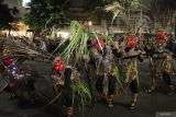 Peserta mengikuti Karnaval Budaya di Surabaya, Jawa Timur, Jumat (9/5/2025). Karnaval budaya itu diikuti oleh anggota Asosiasi Pemerintah Kota Seluruh Indonesia (APEKSI) yang merupakan rangkaian kegiatan dari Musyawarah Nasional ke-7 APEKSI. Antara Jatim/Didik Suhartono/um 