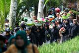 Sejumlah masyarakat suku Osing membawa ithuk berisi makanan tradisional pecel pitik menunju sumber mata air mangarang pada ritual adat Ithuk-ithukan di Kampung Anyar, Banyuwangi, Jawa Timur, Sabtu (10/5/2025). Tradisi tersebut tidak hanya menjadi ungkapan rasa syukur atas melimpahnya sumber mata air yang menjadi kebutuhan sehari-hari, tetapi juga sebagai doa awal musim tanam agar panen melimpah. Antara Jatim/Budi Candra Setya/um