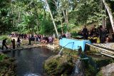 Sejumlah masyarakat suku Osing menggelar ritual adat Ithuk-ithukan di sumber mata air mangarang, Kampung Anyar, Banyuwangi, Jawa Timur, Sabtu (10/5/2025). Tradisi tersebut tidak hanya menjadi ungkapan rasa syukur atas melimpahnya sumber mata air yang menjadi kebutuhan sehari-hari, tetapi juga sebagai doa awal musim tanam agar panen melimpah. Antara Jatim/Budi Candra Setya/um