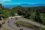 Foto udara kendaraan melintas menuju Gunung Bromo di Desa Gubukklakah, Kecamatan Poncokusumo, Kabupaten Malang, Jawa Timur, Sabtu (10/5/2025). Satlantas Polres Malang memasang 30 rambu peringatan dan 15 cermin cembung di sejumlah titik jalur sempit, tikungan tajam, dan area minim pandangan menuju kawasan Gunung Bromo untuk mengantisipasi kecelakaan di daerah itu. Antara Jatim/Irfan Sumanjaya/um