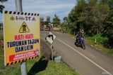 Kendaraan melintas menuju Gunung Bromo di Desa Gubukklakah, Kecamatan Poncokusumo, Kabupaten Malang, Jawa Timur, Sabtu (10/5/2025). Satlantas Polres Malang memasang 30 rambu peringatan dan 15 cermin cembung di sejumlah titik jalur sempit, tikungan tajam, dan area minim pandangan menuju kawasan Gunung Bromo untuk mengantisipasi kecelakaan di daerah itu. Antara Jatim/Irfan Sumanjaya/um