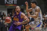 Pebasket Tangerang Hawks Basketball Stephaun B Branch (kiri) berusaha melewati hadangan pebasket Prawira Bandung Pandu Wiguna (kanan) pada pertandingan Indonesia Basketball League (IBL) 2025 di Indoor Stadium Sport Centre, Kabupaten Tangerang, Banten, Sabtu (20/2/2025). Tangerang Hawks kalah atas Prawira Bandung dengan skor 74-77. ANTARA FOTO/Galih Pradipta