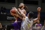 Pebasket Tangerang Hawks Basketball Stephaun B Branch (kiri) berebut bola dengan pebasket Prawira Bandung Victory Jacob Emilio Lobbu (kanan) pada pertandingan Indonesia Basketball League (IBL) 2025 di Indoor Stadium Sport Centre, Kabupaten Tangerang, Banten, Sabtu (20/2/2025). Tangerang Hawks kalah atas Prawira Bandung dengan skor 74-77. ANTARA FOTO/Galih Pradipta