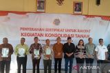 Menteri ATR/BPN menyerahkan sertifikat hasil konsolidasi tanah tutupan
