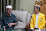 Ketua Umum Partai Golkar Bahlil Lahadalia (kanan) berbincang dengan Pengasuh Pondok Pesantren Progresif Bumi Shalawat Sidoarjo, KH Agoes Ali Mashuri (kiri) saat kunjungan di Pondok Pesantren Progresif Bumi Shalawat Sidoarjo, Jawa Timur, Sabtu (10/5/2025). Kunjungan bersama jajaran elit Partai Golkar tersebut sebelum menghadiri gelaran Musyawarah Daerah (Musda) Partai Golkar Jatim yang berlangsung di Surabaya. Antara Jatim/Umarul Faruq