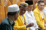 Ketua Umum Partai Golkar Bahlil Lahadalia (kedua kiri) berbincang dengan Pengasuh Pondok Pesantren Progresif Bumi Shalawat Sidoarjo, KH Agoes Ali Mashuri (kiri) saat kunjungan di Pondok Pesantren Progresif Bumi Shalawat Sidoarjo, Jawa Timur, Sabtu (10/5/2025). Kunjungan bersama jajaran elit Partai Golkar tersebut sebelum menghadiri gelaran Musyawarah Daerah (Musda) Partai Golkar Jatim yang berlangsung di Surabaya. Antara Jatim/Umarul Faruq