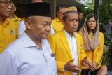Ketua Umum Partai Golkar Bahlil Lahadalia (tengah) memberi keterangan kepada media saat kunjungan di Pondok Pesantren Progresif Bumi Shalawat Sidoarjo, Jawa Timur, Sabtu (10/5/2025). Kunjungan bersama jajaran elit Partai Golkar tersebut sebelum menghadiri gelaran Musyawarah Daerah (Musda) Partai Golkar Jatim yang berlangsung di Surabaya. Antara Jatim/Umarul Faruq