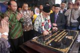 Menteri Pendidikan Dasar dan Menengah (Mendikdasmen) Abdul Mu'ti (tengah) menandatangani prasasti saat peresmian gedung Smamda Dormitory di Sidoarjo, Jawa Timur, Sabtu (10/5/2025). Bangunan asrama dengan 49 kamar dilengkapi 2 hall tersebut bertujuan untuk meningkatkan layanan tempat tinggal nyaman bagi siswa dan mendukung pengembangan karakter serta pembelajaran. Antara Jatim/Umarul Faruq