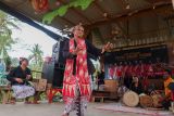 Kelompok seni Putri Mawar Merah memainkan musik tradisional Gedhogan di Jopuro, Banyuwangi, Jawa Timur, Sabtu (10/5/2025). Permainan musik tradisional yang dimainkan oleh warga lanjut usia menggunakan lesung dan alu (penumbuk padi) dipadukan dengan kendang tersebt masih dilestarikan masyarakat Suku Osing sebagai upaya kelestarian budaya ditengah arus modernisasi. ANTARA Jatim/Budi Candra Setya/mas.