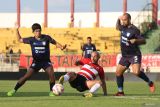 Pesepak bola Madura United FC Youssef Ezzejjari Lhasnaoui (tengah) tejatuh saat berebut bola dengan pesepak bola Borneo FC Gabriel Vinicius De Oliveira Furtado Balthazar (kanan) dan Kei Hirose (kiri) pada pertandingan BRI Liga 1 di Stadion Gelora Bangkalan, Jawa Timur, Sabtu (10/5/2025). Madura United FC kalah melawan Borneo FC dengan skor akhir 2-3. ANTARA Jatim/Moch Asim.