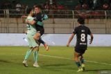 Penjaga gawang Borneo FC Nadeo Arga Winata (kiri) berselebrasi bersama rekannya Mariano Ezequiel Peralta Bauer (tengah) usai mengalahkan Madura United FC pada pertandingan BRI Liga 1 di Stadion Gelora Bangkalan, Jawa Timur, Sabtu (10/5/2025). Madura United FC kalah melawan Borneo FC dengan skor akhir 2-3. ANTARA Jatim/Moch Asim.