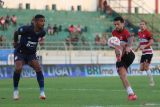 Pesepak bola Madura United FC Iran Da Conceicao Goncalves Junior (kanan) mengontrol bola disaksikan pesepak Borneo FC Ronaldo Rodrigues De Souza (kiri) pada pertandingan BRI Liga 1 di Stadion Gelora Bangkalan, Jawa Timur, Sabtu (10/5/2025). Madura United FC kalah melawan Borneo FC dengan skor akhir 2-3. ANTARA Jatim/Moch Asim.