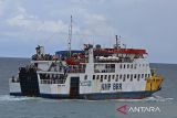 Kapal KMP BRR mengangkut ratusan penumpang berlayar meninggalkan pelabuhan penyeberangan Ulee Lheue, Banda Aceh, Aceh,  Sabtu (10/5/2025). Menurut PT ASDP, volume penumpang  liburan panjang Hari Raya Waisak tahun 2025 dari Banda Aceh ke Pulau Sabang meningkat hingga 20 persen dibanding kondisi normal dan untuk mengantisipasi lonjakan penumpang,  pihak ASDP mengoperasikan tiga kapal roro dan menambah pelayaran dari dua trip menjadi empat trip per hari sampai tanggal 13 Mei 2025. ANTARA FOTO/Ampelsa.