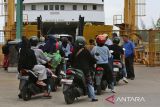 Sejumlah penumpang menaiki Kapal KMP BRR sebelum berlayar  meninggalkan pelabuhan penyeberangan Ulee Lheue, Banda Aceh, Aceh,  Sabtu (10/5/2025). Menurut PT ASDP, volume penumpang  liburan panjang Hari Raya Waisak tahun 2025 dari Banda Aceh ke Pulau Sabang meningkat hingga 20 persen dibanding kondisi normal dan untuk mengantisipasi lonjakan penumpang,  pihak ASDP mengoperasikan tiga kapal roro dan menambah pelayaran dari dua trip menjadi empat trip per hari sampai tanggal 13 Mei 2025. ANTARA FOTO/Ampelsa.