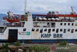 Kapal KMP BRR mengangkut ratusan penumpang berlayar meninggalkan pelabuhan penyeberangan Ulee Lheue, Banda Aceh, Aceh,  Sabtu (10/5/2025). Menurut PT ASDP, volume penumpang  liburan panjang Hari Raya Waisak tahun 2025 dari Banda Aceh ke Pulau Sabang meningkat hingga 20 persen dibanding kondisi normal dan untuk mengantisipasi lonjakan penumpang,  pihak ASDP mengoperasikan tiga kapal roro dan menambah pelayaran dari dua trip menjadi empat trip per hari sampai tanggal 13 Mei 2025. ANTARA FOTO/Ampelsa.