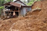 Warga Oeleu Kabupaten Timor Tengah Selatan mengungsi akibat longsor