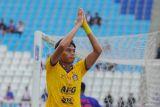 Pesepak bola Persik Kediri Vava Mario Yagalo melakukan selebrasi usai mencetak gol pada pertandingan BRI Liga 1 di Stadion Kanjuruhan, Kabupaten Malang, Jawa Timur, Minggu (11/5/2025). Dalam laga tersebut Persik Kediri menang atas Arema FC dengan skor 3-0. Antara Jatim/Irfan Sumanjaya/um 