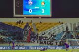 Suporter Arema FC menyemangati para pemain seusai pertandingan BRI Liga 1 di Stadion Kanjuruhan, Kabupaten Malang, Jawa Timur, Minggu (11/5/2025). Dalam laga tersebut Persik Kediri menang atas Arema FC dengan skor 3-0. Antara Jatim/Irfan Sumanjaya/um 