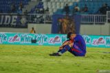 Pesepak bola Arema FC Dendi Santoso duduk termenung seusai pertandingan BRI Liga 1 di Stadion Kanjuruhan, Kabupaten Malang, Jawa Timur, Minggu (11/5/2025). Dalam laga tersebut Persik Kediri menang atas Arema FC dengan skor 3-0. Antara Jatim/Irfan Sumanjaya/um 