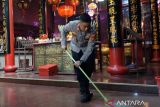 Polisi bersih-bersih wihara jelang Hari Raya Waisak