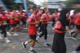 Sejumlah peserta berlari saat mengikuti Kediri Half Marathon 2025 di Kabupaten Kediri, Jawa Timur, Minggu (11/5/2025). Lomba lari tahunan dengan rute melewati bangunan ikonik Monumen Simpang Lima Gumul tersebut terbagi dalam lima kategori dengan menempuh jarak 21 kilometer, 10 kilometer, dan 5 kilometer. ANTARA Jatim/Prasetia Fauzani/mas.