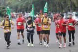 Sejumlah peserta berlari saat mengikuti Kediri Half Marathon 2025 di Kabupaten Kediri, Jawa Timur, Minggu (11/5/2025). Lomba lari tahunan dengan rute melewati bangunan ikonik Monumen Simpang Lima Gumul tersebut terbagi dalam lima kategori dengan menempuh jarak 21 kilometer, 10 kilometer, dan 5 kilometer. ANTARA Jatim/Prasetia Fauzani/mas.