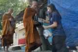 Bhikkhu (biksu) menerima derma makanan dari umat saat menjalani tradisi pindapata di sekitar Vihara Buddha Loka Tulungagung, Jawa Timur, Minggu (11/5/2025). Pindapata merupakan tradisi penting dalam agama Buddha, yang kemudian menjadi rangkaian wajib dalam menyongsong Tri Suci Waisak, dimana para bhikkhu (biksu) berjalan kaki dari satu tempat ke tempat lain untuk menerima derma makanan dari umat. ANTARA Jatim/Destyan Sujarwoko/mas.