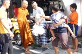Bhikkhu (biksu) menerima derma makanan dari umat saat menjalani tradisi pindapata di sekitar Vihara Buddha Loka Tulungagung, Jawa Timur, Minggu (11/5/2025). Pindapata merupakan tradisi penting dalam agama Buddha, yang kemudian menjadi rangkaian wajib dalam menyongsong Tri Suci Waisak, dimana para bhikkhu (biksu) berjalan kaki dari satu tempat ke tempat lain untuk menerima derma makanan dari umat. ANTARA Jatim/Destyan Sujarwoko/mas.