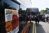 Pengunjung mengamati bus pada Jambore Nasional ke-14 Busmania Community 2025 di Kota Madiun, Jawa Timur, Sabtu (10/5/2025). Jambore yang diikuti ribuan peserta terdiri penggemar bus, pelaku usaha angkutan bus dan perusahaan karoseri dari berbagai daerah di Indonesia tersebut dimaksudkan untuk menjalin komunikasi guna bertukar pengalaman dalam meningkatkan keamanan dan kenyamanan angkutan bus. Antara Jatim/Siswowidodo/mas.