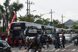 Pengunjung mengamati bus pada Jambore Nasional ke-14 Busmania Community 2025 di Kota Madiun, Jawa Timur, Sabtu (10/5/2025). Jambore yang diikuti ribuan peserta terdiri penggemar bus, pelaku usaha angkutan bus dan perusahaan karoseri dari berbagai daerah di Indonesia tersebut dimaksudkan untuk menjalin komunikasi guna bertukar pengalaman dalam meningkatkan keamanan dan kenyamanan angkutan bus. Antara Jatim/Siswowidodo/mas.