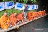 Para biksu ambil air berkah di Jumprit untuk Waisak di Borobudur