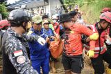 Petugas gabungan mengangkat kantong berisi jenazah dari korban tanah longsor yang terjadi di kawasan Belimau, Samarinda, Kalimantan Timur, Senin (12/5/2025). Menurut data dari Badan Penanggulangan Bencana Daerah (BPBD) Kota Samarinda, empat rumah rusak dan empat orang tertimbun longsor dari tebing curam di sekitar pemukiman tanpa penahan alami. Antara Kaltim/M Risyal Hidayat