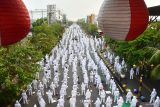 Peserta mengikuti senam bersama dalam rangkaian kegiatan Musyawarah Nasional ke-5 Senam Sehat Indonesia Wai Tan Kung (SSI/WTK) di kawasan Pahlawan Street Center Kota Madiun, Jawa Timur, Senin (12/5/2025). Kegiatan senam bersama tersebut diikuti sekitar 4.000 peserta dari berbagai daerah di Indonesia. Antara Jatim/Siswowidodo/um 