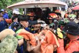 Petugas gabungan mengangkat kantong berisi jenazah dari korban tanah longsor yang terjadi di kawasan Belimau, Samarinda, Kalimantan Timur, Senin (12/5/2025). Menurut data dari Badan Penanggulangan Bencana Daerah (BPBD) Kota Samarinda, empat rumah rusak dan empat orang tertimbun longsor dari tebing curam di sekitar pemukiman tanpa penahan alami. Antara Kaltim/M Risyal Hidayat