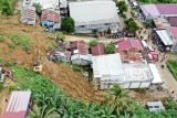 Foto udara petugas mengoperasikan eskavator saat mengevakuasi korban tanah longsor yang terjadi di kawasan Belimau, Samarinda, Kalimantan Timur, Senin (12/5/2025). Menurut data dari Badan Penanggulangan Bencana Daerah (BPBD) Kota Samarinda, empat rumah rusak dan empat orang tertimbun longsor dari tebing curam di sekitar pemukiman tanpa penahan alami. Antara Kaltim/M Risyal Hidayat