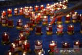  Umat Buddha menyalakan lilin saat perayaan Hari Tri Suci Waisak 2569 BE/2025  di Wihara Dhammaphala, Kota Tangerang, Banten, Senin (12/5/2025). Perayaan Tri Suci Waisak yang diikuti oleh 600 umat Buddha tersebut mengusung tema Tingkatkan Pengendalian Diri dan Kebijaksanaan Mewujudkan Perdamaian Dunia. ANTARA FOTO/Putra M. Akbar/gp