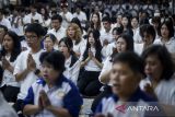 Umat Buddha bersembahyang saat perayaan Hari Tri Suci Waisak 2569 BE/2025  di Wihara Dhammaphala, Kota Tangerang, Banten, Senin (12/5/2025). Perayaan Tri Suci Waisak yang diikuti oleh 600 umat Buddha tersebut mengusung tema Tingkatkan Pengendalian Diri dan Kebijaksanaan Mewujudkan Perdamaian Dunia. ANTARA FOTO/Putra M. Akbar/gp