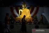Biksu memimpin prosesi Pradaksina saat perayaan Hari Tri Suci Waisak 2569 BE/2025  di Wihara Dhammaphala, Kota Tangerang, Banten, Senin (12/5/2025). Perayaan Tri Suci Waisak yang diikuti oleh 600 umat Buddha tersebut mengusung tema Tingkatkan Pengendalian Diri dan Kebijaksanaan Mewujudkan Perdamaian Dunia. ANTARA FOTO/Putra M. Akbar/gp
