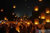 Peserta menerbangkan lampion saat Festival Lampion Waisak 2025 di Marga Utama kompleks Taman Wisata Candi (TWC) Borobudur, Magelang, Jawa Tengah, Senin (12/5/2025). Penerbangan lampion harapan sebanyak 2.569 buah tersebut merupakan rangkaian perayaan Hari Raya Tri Suci Waisak di Borobudur. ANTARA FOTO/Anis Efizudin/nym