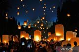 Peserta menerbangkan lampion saat Festival Lampion Waisak 2025 di Marga Utama kompleks Taman Wisata Candi (TWC) Borobudur, Magelang, Jawa Tengah, Senin (12/5/2025). Penerbangan lampion harapan sebanyak 2.569 buah tersebut merupakan rangkaian perayaan Hari Raya Tri Suci Waisak di Borobudur. ANTARA FOTO/Anis Efizudin/nym