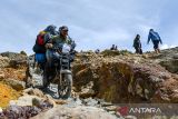 Pengendara ojek gunung membawa perlengkapan wisatawan menggunakan kendaraan roda dua di Taman Wisata Alam (TWA) Gunung Papandayan di Kabupaten Garut, Jawa Barat, Senin (12/5/2025). Pengelola TWA Gunung Papandayan memberdayakan warga sekitar untuk menjadi mitra sebagai penyedia jasa antar jemput atau ojek dengan tarif Rp20.000 hingga pos VII dan Rp150.000 hingga lokasi kemping di Pondok Salada, Gunung Papandayan. ANTARA FOTO/Raisan Al Farisi/agr