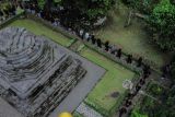 Foto udara Umat Buddha suku Tengger melakukan Pradaksina di Candi Sumberawan, Kecamatan Singosari, Kabupaten Malang, Jawa Timur, Senin (12/5/2025). Kegiatan dengan tema Tingkatkan Pengendalian Diri dan Kebijaksanaan Mewujudkan Perdamaian Dunia tersebut dalam rangka perayaan Tri Suci Waisak tahun 2025/2569 BE. ANTARA Jatim/Irfan Sumanjaya/mas.