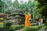 Sejumlah umat Buddha melakukan Pradaksina di Candi Sumberawan, Kecamatan Singosari, Kabupaten Malang, Jawa Timur, Senin (12/5/2025). Kegiatan dengan tema Tingkatkan Pengendalian Diri dan Kebijaksanaan Mewujudkan Perdamaian Dunia tersebut dalam rangka perayaan Tri Suci Waisak tahun 2025/2569 BE. ANTARA Jatim/Irfan Sumanjaya/mas.