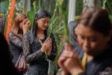 Sejumlah umat Buddha suku Tengger melakukan Pradaksina di Candi Sumberawan, Kecamatan Singosari, Kabupaten Malang, Jawa Timur, Senin (12/5/2025). Kegiatan dengan tema Tingkatkan Pengendalian Diri dan Kebijaksanaan Mewujudkan Perdamaian Dunia tersebut dalam rangka perayaan Tri Suci Waisak tahun 2025/2569 BE. ANTARA Jatim/Irfan Sumanjaya/mas.